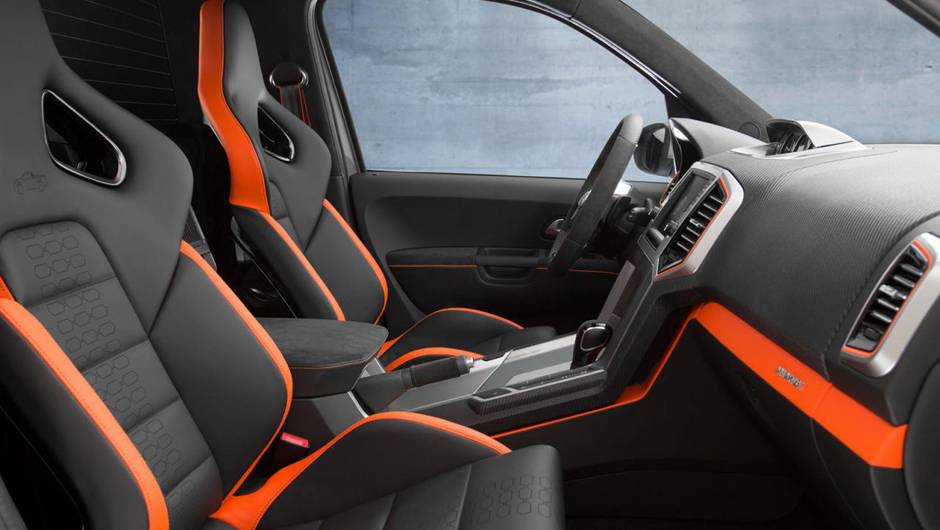 Por dentro, &eacute; poss&iacute;vel identificar os bancos revestidos em couro Alcantara de dois tons e acabamento na cor laranja | <a href="https://quatrorodas.abril.com.br/noticias/fabricantes/surgem-imagens-vw-amarok-power-concept-784231.shtml" rel="migration">Leia mais</a>