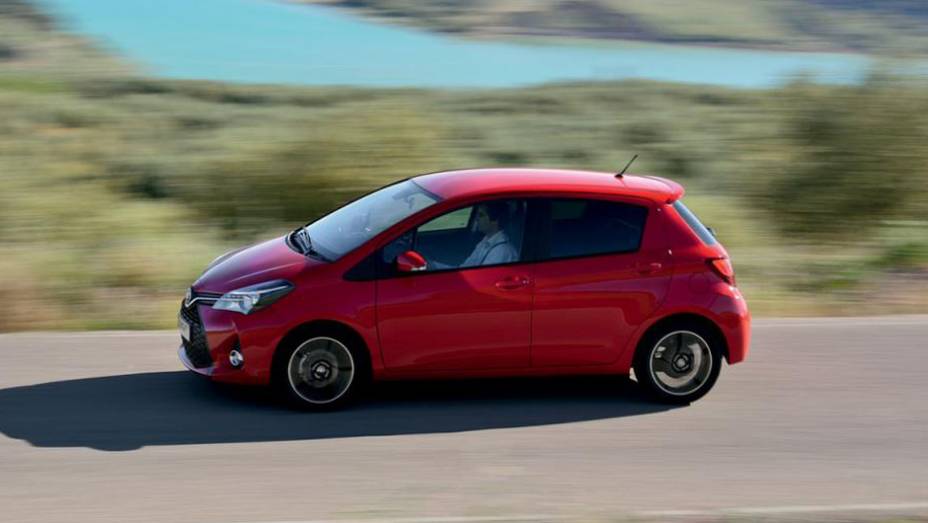 Sob o capô, haverá quatro opções de motorização para o compacto | <a href="https://quatrorodas.abril.com.br/noticias/fabricantes/toyota-revela-yaris-2014-784205.shtml" rel="migration">Leia mais</a>