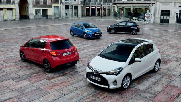 Em termos visuais, o Yaris ganhou nova (e menor) grade frontal, com entrada de ar em formato de trapézio que toma boa parte do para-choque dianteiro | <a href="https://quatrorodas.abril.com.br/noticias/fabricantes/toyota-revela-yaris-2014-784205.shtml" rel="migration">Lei</a>