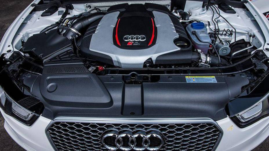 Trata-se de uma versão conceitual do RS5 Coupe que celebra os 25 anos do bloco turbodiesel da marca alemã | <a href="https://quatrorodas.abril.com.br/noticias/fabricantes/audi-revela-rs5-tdi-concept-784351.shtml" rel="migration">Leia mais</a>