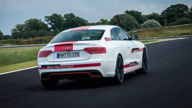 Como é de se esperar, sai o bloco 4.2 V8 a gasolina originalmente empregado no modelo e entra o 3.0 V6 biturbo a diesel | <a href="https://quatrorodas.abril.com.br/noticias/fabricantes/audi-revela-rs5-tdi-concept-784351.shtml" rel="migration">Leia mais</a> Como é de se esperar, sai o bloco 4.2 V8 a gasolina originalmente empregado no modelo e entra o 3.0 V6 biturbo a diesel | <a href="https://quatrorodas.abril.com.br/noticias/fabricantes/audi-revela-rs5-tdi-concept-784351.shtml" rel="migration">Leia mais</a>