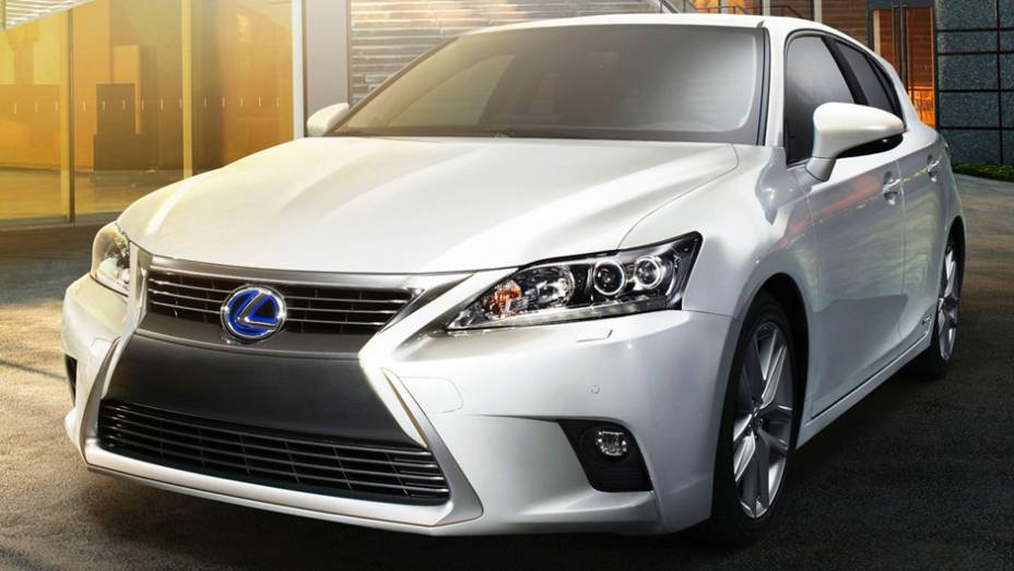 GASOLINA: 2) Lexus CT200h - 15,7 km/l na cidade e 14,3 km/l na estrada | <a href="https://quatrorodas.abril.com.br/noticias/mercado/inmetro-atualiza-lista-carros-mais-economicos-pais-784794.shtml" rel="migration">Leia mais</a>