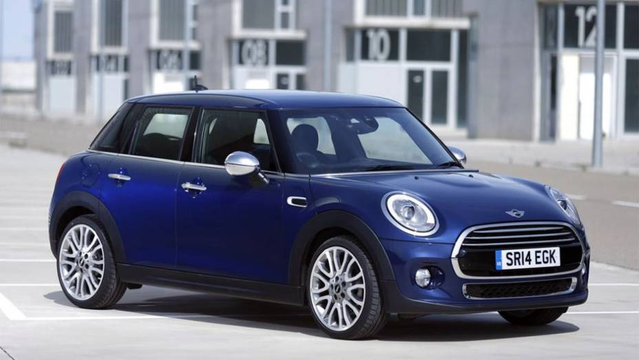 MINI revela seu primeiro hatch com cinco portas | <a href="https://quatrorodas.abril.com.br/noticias/fabricantes/mini-revela-seu-primeiro-hatch-cinco-portas-785094.shtml" rel="migration">Leia mais</a>