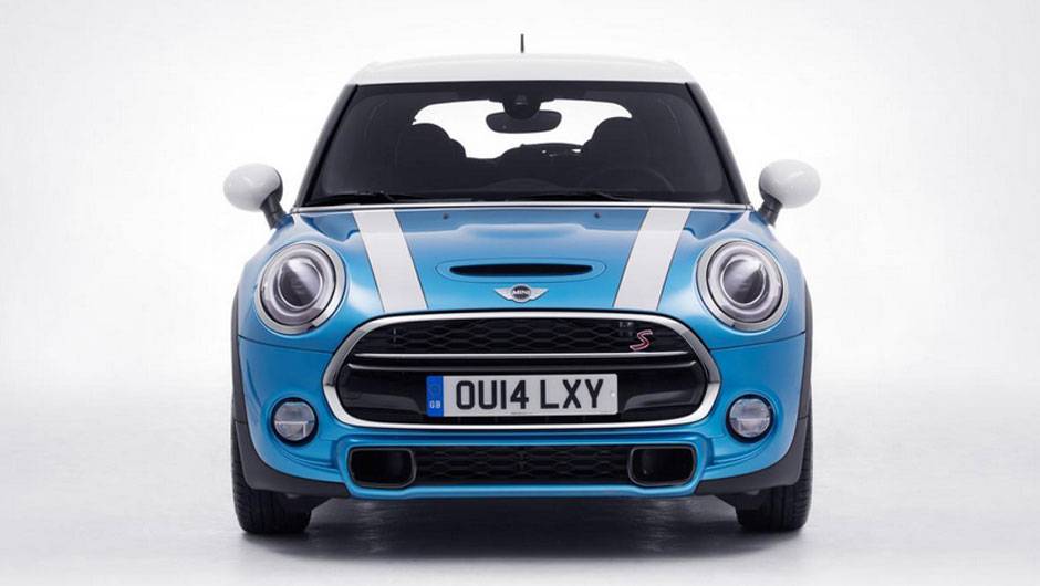 De frente, a apar&ecirc;ncia &eacute; id&ecirc;ntica ao modelo com tr&ecirc;s portas | <a href="https://quatrorodas.abril.com.br/noticias/fabricantes/mini-revela-seu-primeiro-hatch-cinco-portas-785094.shtml" rel="migration">Leia mais</a>