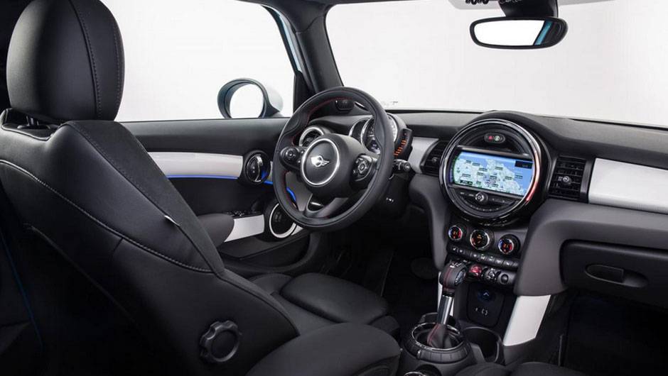 Por dentro o carro &eacute; mais espa&ccedil;oso e mant&eacute;m o n&iacute;vel de requinte e conforto | <a href="https://quatrorodas.abril.com.br/noticias/fabricantes/mini-revela-seu-primeiro-hatch-cinco-portas-785094.shtml" rel="migration">Leia mais</a>