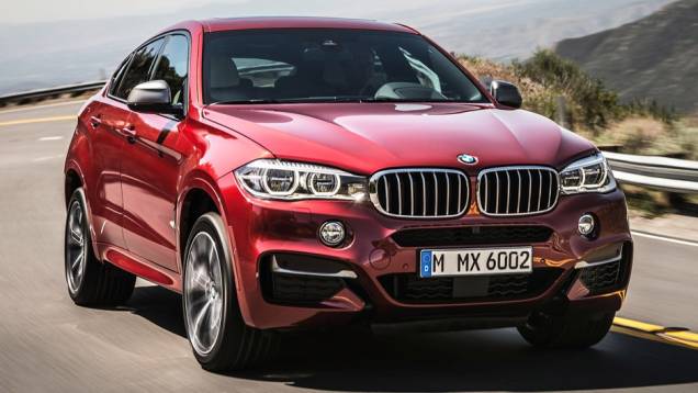 A BMW apresentou oficialmente o modelo 2015 do X6 | <a href="https://quatrorodas.abril.com.br/noticias/fabricantes/bmw-oficializa-x6-2015-785241.shtml" rel="migration">Leia mais</a>