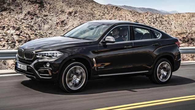 O crossover passou por uma leve reestilização, mantendo um perfil esportivo | <a href="https://quatrorodas.abril.com.br/noticias/fabricantes/bmw-oficializa-x6-2015-785241.shtml" rel="migration">Leia mais</a>