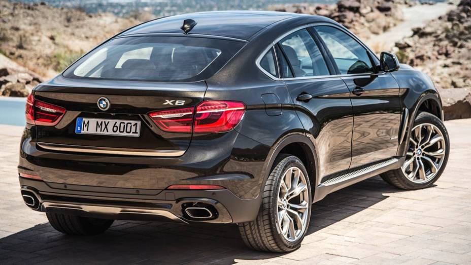 Há, no momento, três versões de motorização: xdrive 50i, xDrive 30d e M50d | <a href="https://quatrorodas.abril.com.br/noticias/fabricantes/bmw-oficializa-x6-2015-785241.shtml" rel="migration">Leia mais</a>