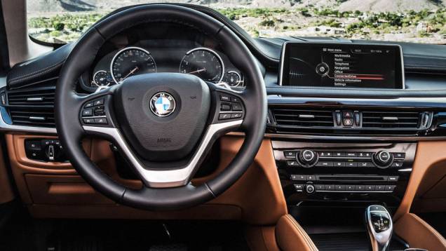Internamente, o X6 mantém o alto padrão estabelecido pelo X5, com direito a sistema multimídia iDrive com tela de 10,2 polegadas, volante esportivo... | <a href="https://quatrorodas.abril.com.br/noticias/fabricantes/bmw-oficializa-x6-2015-785241.shtml" rel="migration">Lei</a> Internamente, o X6 mantém o alto padrão estabelecido pelo X5, com direito a sistema multimídia iDrive com tela de 10,2 polegadas, volante esportivo... | <a href="https://quatrorodas.abril.com.br/noticias/fabricantes/bmw-oficializa-x6-2015-785241.shtml" rel="migration">Lei</a>