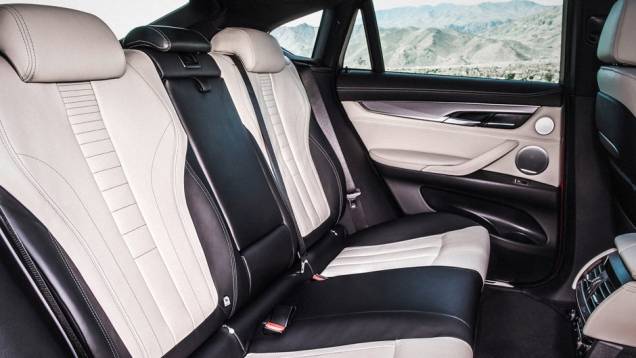 A chegada do renovado X6 ao mercado global está prevista para o mês de dezembro | <a href="https://quatrorodas.abril.com.br/noticias/fabricantes/bmw-oficializa-x6-2015-785241.shtml" rel="migration">Leia mais</a> A chegada do renovado X6 ao mercado global está prevista para o mês de dezembro | <a href="https://quatrorodas.abril.com.br/noticias/fabricantes/bmw-oficializa-x6-2015-785241.shtml" rel="migration">Leia mais</a>