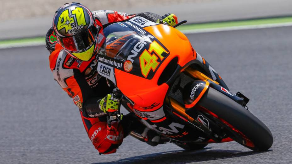 Aleix Esparagaró foi o mais rápido da sexta-feira nos treinos para o GP da Catalunha | <a href="https://quatrorodas.abril.com.br/moto/noticias/motogp-spargaro-surpreende-lidera-sexta-feira-786039.shtml" rel="migration">Leia mais</a>