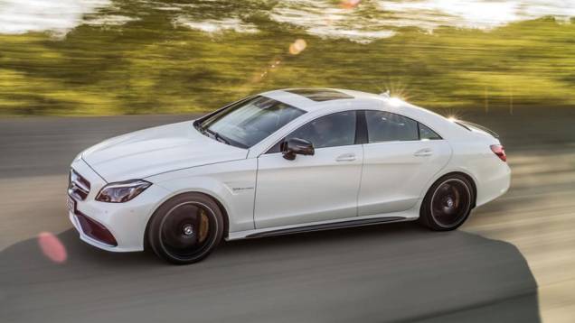 A frente traz novos faróis inteligentes, que identificam a presença de outros carros em sentido contrário e regulam os fachos de luz para impedir ofuscamento | <a href="https://quatrorodas.abril.com.br/noticias/fabricantes/mercedes-benz-apresenta-novo-cls-" rel="migration"></a> A frente traz novos faróis inteligentes, que identificam a presença de outros carros em sentido contrário e regulam os fachos de luz para impedir ofuscamento | <a href="https://quatrorodas.abril.com.br/noticias/fabricantes/mercedes-benz-apresenta-novo-cls-" rel="migration"></a>