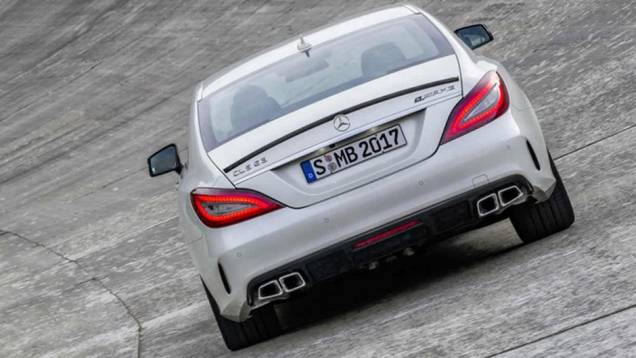 As lanternas ganharam acabamento escurecido | <a href="https://quatrorodas.abril.com.br/noticias/fabricantes/mercedes-benz-apresenta-novo-cls-786489.shtml" rel="migration">Leia mais</a> As lanternas ganharam acabamento escurecido | <a href="https://quatrorodas.abril.com.br/noticias/fabricantes/mercedes-benz-apresenta-novo-cls-786489.shtml" rel="migration">Leia mais</a>