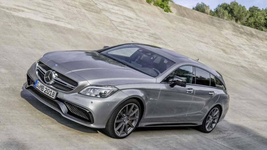 Além dos faróis, o carro ganhou novos para-choques e grade frontal redesenhada | <a href="https://quatrorodas.abril.com.br/noticias/fabricantes/mercedes-benz-apresenta-novo-cls-786489.shtml" rel="migration">Leia mais</a>