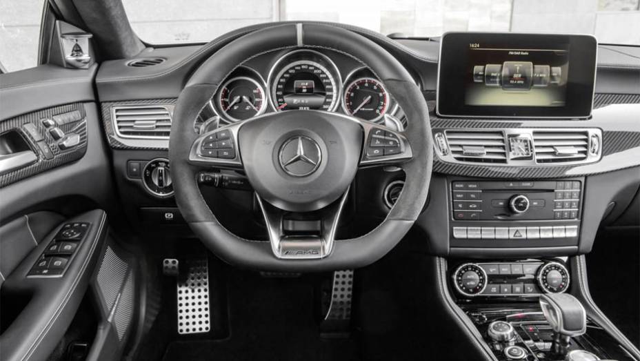 O interior ganhou novo volante e uma tela sensível ao toque de oito polegadas | <a href="https://quatrorodas.abril.com.br/noticias/fabricantes/mercedes-benz-apresenta-novo-cls-786489.shtml" rel="migration">Leia mais</a>