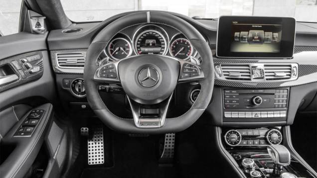 O interior ganhou novo volante e uma tela sensível ao toque de oito polegadas | <a href="https://quatrorodas.abril.com.br/noticias/fabricantes/mercedes-benz-apresenta-novo-cls-786489.shtml" rel="migration">Leia mais</a> O interior ganhou novo volante e uma tela sensível ao toque de oito polegadas | <a href="https://quatrorodas.abril.com.br/noticias/fabricantes/mercedes-benz-apresenta-novo-cls-786489.shtml" rel="migration">Leia mais</a>