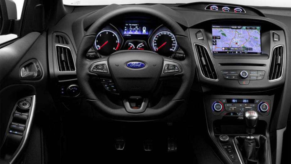 A cabine recebeu uma reforma modesta, o que inclui um novo console central | <a href="https://quatrorodas.abril.com.br/noticias/fabricantes/ford-revela-focus-st-2015-europa-787387.shtml" rel="migration">Leia mais</a>