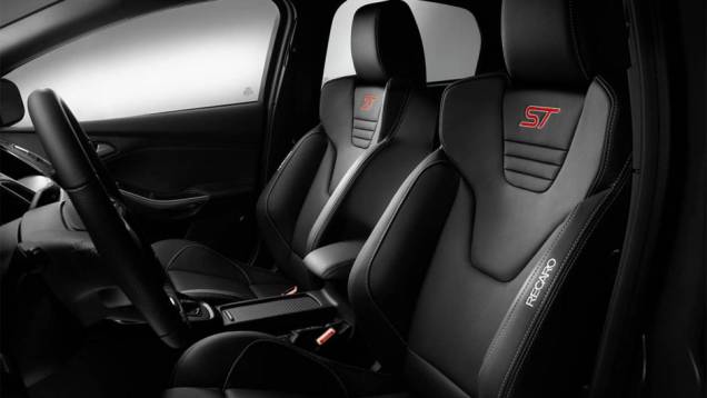 Detalhe dos assentos esportivos | <a href="https://quatrorodas.abril.com.br/noticias/fabricantes/ford-revela-focus-st-2015-europa-787387.shtml" rel="migration">Leia mais</a> Detalhe dos assentos esportivos | <a href="https://quatrorodas.abril.com.br/noticias/fabricantes/ford-revela-focus-st-2015-europa-787387.shtml" rel="migration">Leia mais</a>