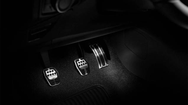 Detalhe dos pedais | <a href="https://quatrorodas.abril.com.br/noticias/fabricantes/ford-revela-focus-st-2015-europa-787387.shtml" rel="migration">Leia mais</a> Detalhe dos pedais | <a href="https://quatrorodas.abril.com.br/noticias/fabricantes/ford-revela-focus-st-2015-europa-787387.shtml" rel="migration">Leia mais</a>