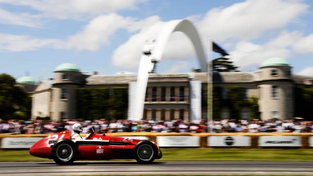 De modelos mais antigos, como este Alfa Romeo 308C... | <a href="https://quatrorodas.abril.com.br/galerias/especiais/festival-goodwood-2014-parte-2-787544.shtml" rel="migration">Parte 2</a>