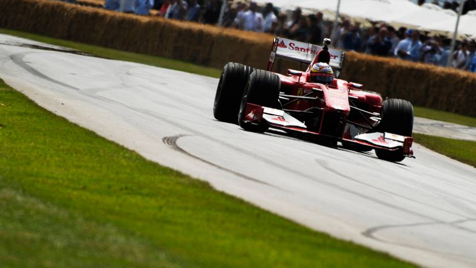 ...a carros tão contemporâneos como esta Ferrari F60, guiada por Pedro de La Rosa! | <a href="https://quatrorodas.abril.com.br/galerias/especiais/festival-goodwood-2014-parte-2-787544.shtml" rel="migration">Parte 2</a>