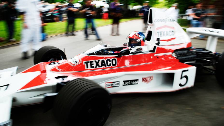 Emmo guiou a McLaren-Cosworth M23 em Goodwood | <a href="https://quatrorodas.abril.com.br/galerias/especiais/festival-goodwood-2014-parte-2-787544.shtml" rel="migration">Parte 2</a>