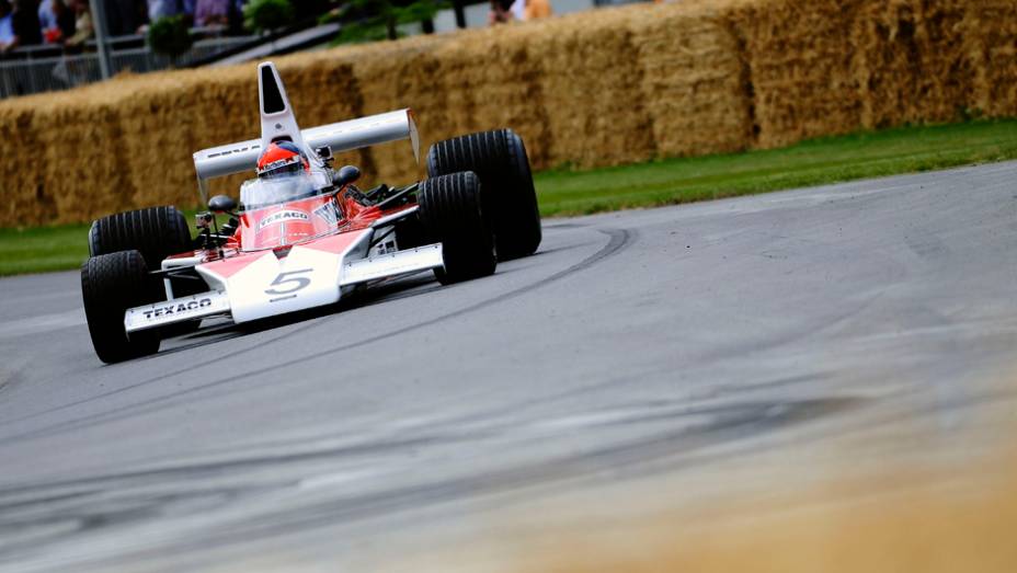 Com esse carro, ele se sagrou campeão mundial da F-1 em 1974 | <a href="https://quatrorodas.abril.com.br/galerias/especiais/festival-goodwood-2014-parte-2-787544.shtml" rel="migration">Parte 2</a>