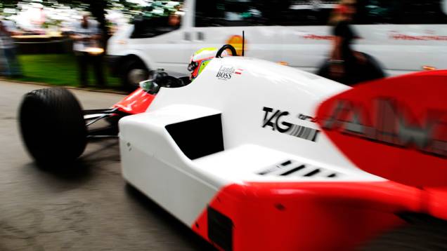 Dando sequência aos desfile, que tal Oliver Turvey ao volante do McLaren TAG-Porsche MP4/2? | <a href="https://quatrorodas.abril.com.br/galerias/especiais/festival-goodwood-2014-parte-2-787544.shtml" rel="migration">Parte 2</a>