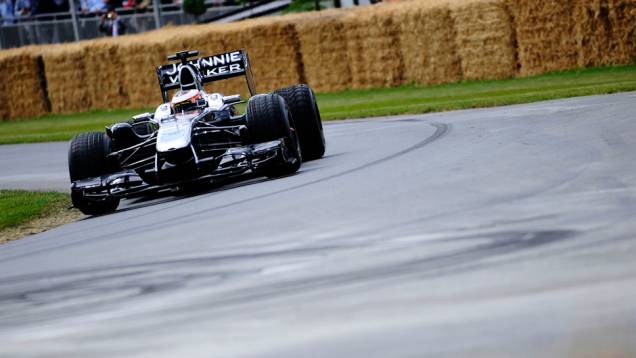 O MP4-26 da equipe britânica de F-1 foi guiado pelo belga Stoffel Vandoorne | <a href="https://quatrorodas.abril.com.br/galerias/especiais/festival-goodwood-2014-parte-2-787544.shtml" rel="migration">Parte 2</a>