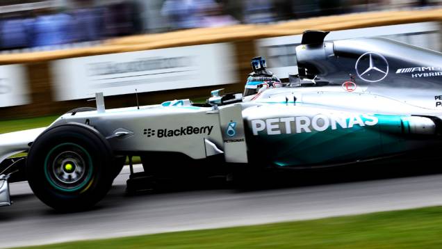 Anthony Davidson conduziu o Mercedes MGP W02 | <a href="https://quatrorodas.abril.com.br/galerias/especiais/festival-goodwood-2014-parte-2-787544.shtml" rel="migration">Parte 2</a>