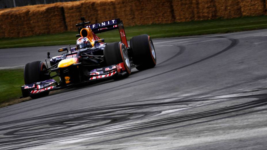 O suíço Sebastien Buemi foi outro a marcar presença, ao volante do RB7, da Red Bull | <a href="https://quatrorodas.abril.com.br/galerias/especiais/festival-goodwood-2014-parte-2-787544.shtml" rel="migration">Parte 2</a>