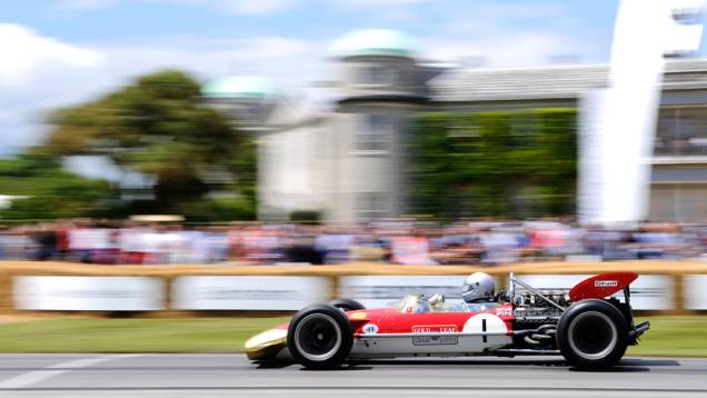 Voltando aos antigos... bem conservada, a Lotus-Cosworth 49B guiada por Greg Thornton | <a href="https://quatrorodas.abril.com.br/galerias/especiais/festival-goodwood-2014-parte-2-787544.shtml" rel="migration">Parte 2</a>