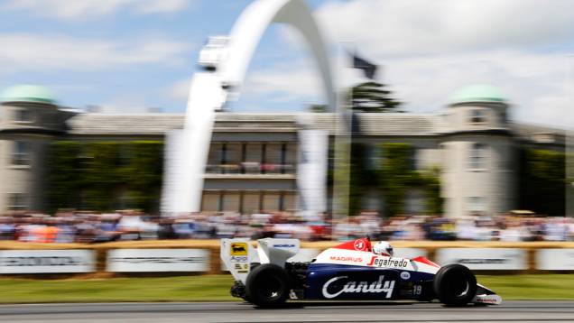 Já Alistar Davidson teve a incumbência de guiar um carro marcante para os brasileiros: a Toleman-Hart que Ayrton Senna conduziu em 1984 | <a href="https://quatrorodas.abril.com.br/galerias/especiais/festival-goodwood-2014-parte-2-787544.shtml" rel="migration">Parte 2</a>