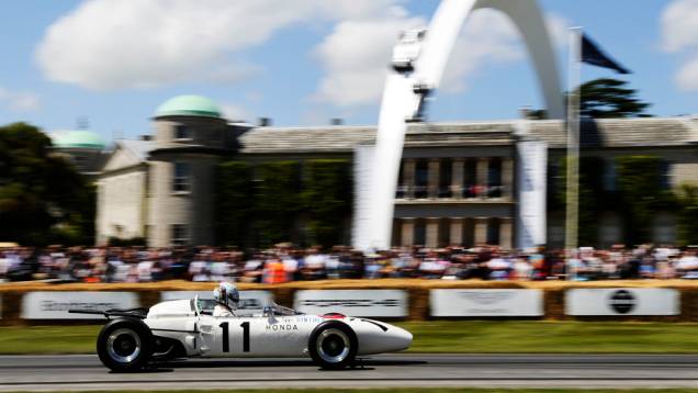 Honda RA272 marcou presença, sob o comando de Gabriele Tarquini | <a href="https://quatrorodas.abril.com.br/galerias/especiais/festival-goodwood-2014-parte-2-787544.shtml" rel="migration">Parte 2</a>