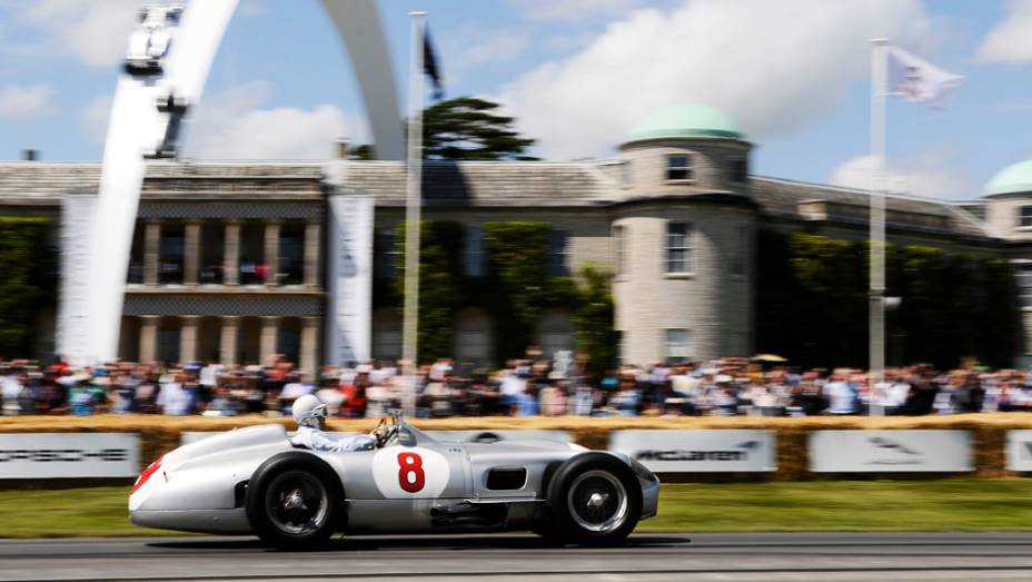 Outra lenda do automobilismo, Sir Stirling Moss passeou com seu Mercedes W196 | <a href="https://quatrorodas.abril.com.br/galerias/especiais/festival-goodwood-2014-parte-2-787544.shtml" rel="migration">Parte 2</a>