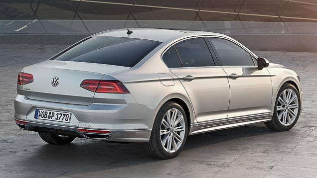 No caso do sedã, o porta-malas passa a ter 586 litros (21 a mais do que o anterior) | <a href="https://quatrorodas.abril.com.br/noticias/fabricantes/volkswagen-apresenta-novo-passat-788079.shtml" rel="migration">Leia mais</a>