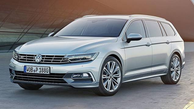 Se o comprimento total caiu em 2 centímetros, o espaço entre-eixos aumentou 7,9 cm, ampliando o espaço interno | <a href="https://quatrorodas.abril.com.br/noticias/fabricantes/volkswagen-apresenta-novo-passat-788079.shtml" rel="migration">Leia mais</a>