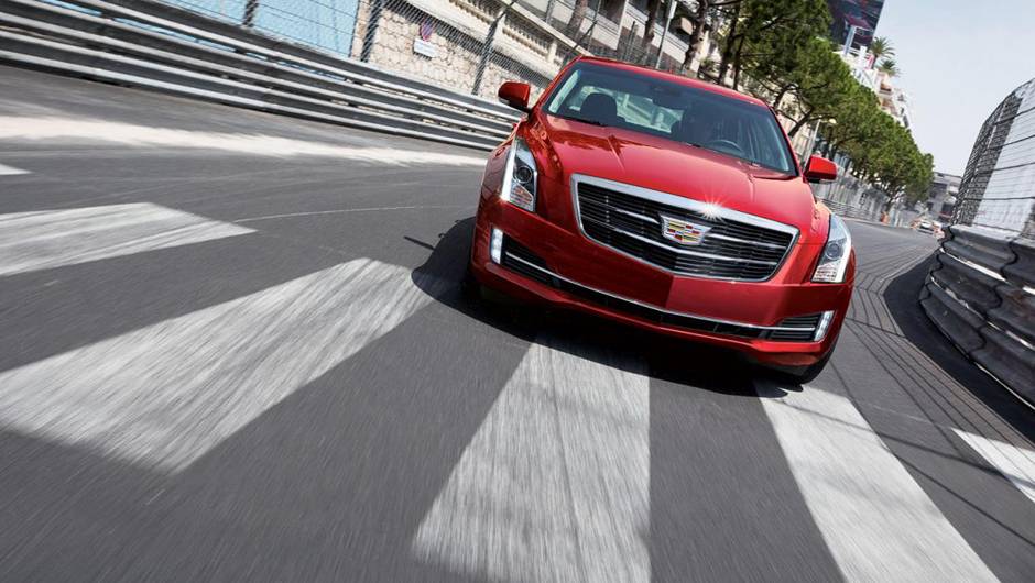 O sed&atilde; passou por facelift, recebendo modifica&ccedil;&otilde;es na grade frontal | <a href="https://quatrorodas.abril.com.br/noticias/fabricantes/cadillac-revela-ats-2015-790438.shtml" rel="migration">Leia mais</a>