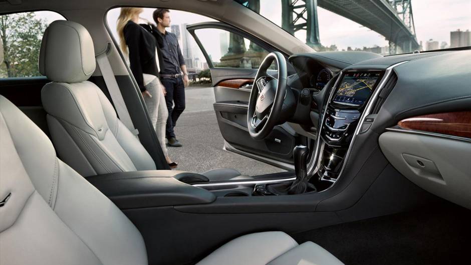 Est&atilde;o dispon&iacute;veis tr&ecirc;s op&ccedil;&otilde;es de motoriza&ccedil;&atilde;o | <a href="https://quatrorodas.abril.com.br/noticias/fabricantes/cadillac-revela-ats-2015-790438.shtml" rel="migration">Leia mais</a>