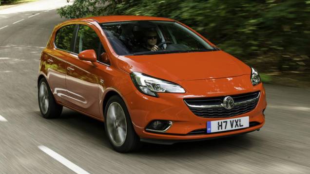 Marcas da General Motors direcionadas ao mercado europeu, Opel e Vauxhall mostraram a quarta geração do Corsa vendido no Velho Continente | <a href="https://quatrorodas.abril.com.br/noticias/saloes/paris-2014/opel-vauxhall-apresenta-novo-corsa-790439.shtml" rel="migration"></a>