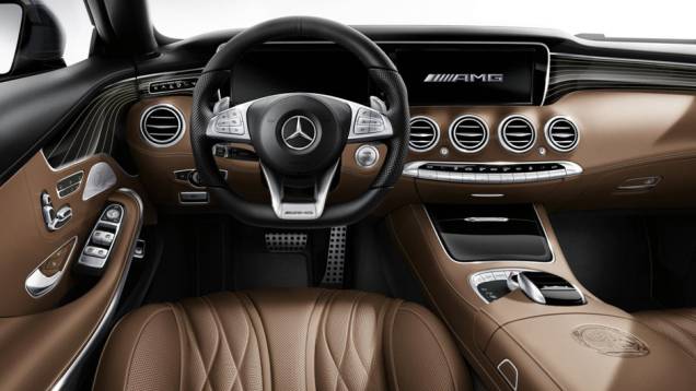 Sob o capô, o coupé é equipado com o bloco 6.0 V12 biturbo que oferece 621 cavalos de potência e 102 kgfm de torque | <a href="https://quatrorodas.abril.com.br/noticias/fabricantes/mercedes-benz-s65-amg-coupe-apresentado-790822.shtml" rel="migration">Leia mais</a> Sob o capô, o coupé é equipado com o bloco 6.0 V12 biturbo que oferece 621 cavalos de potência e 102 kgfm de torque | <a href="https://quatrorodas.abril.com.br/noticias/fabricantes/mercedes-benz-s65-amg-coupe-apresentado-790822.shtml" rel="migration">Leia mais</a>