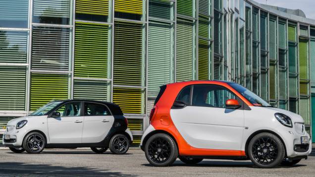 A Smart finalmente divulgou fotos e informações oficiais sobre os novos ForTwo e ForFour | <a href="https://quatrorodas.abril.com.br/noticias/fabricantes/smart-oficializa-fortwo-forfour-791257.shtml" rel="migration">Leia mais</a>