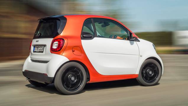 O ForTwo tem 2,69 metros de comprimento, com 1,87m de espaço entre-eixos, 1,55m de altura e 1,65m de largura | <a href="https://quatrorodas.abril.com.br/noticias/fabricantes/smart-oficializa-fortwo-forfour-791257.shtml" rel="migration">Leia mais</a>