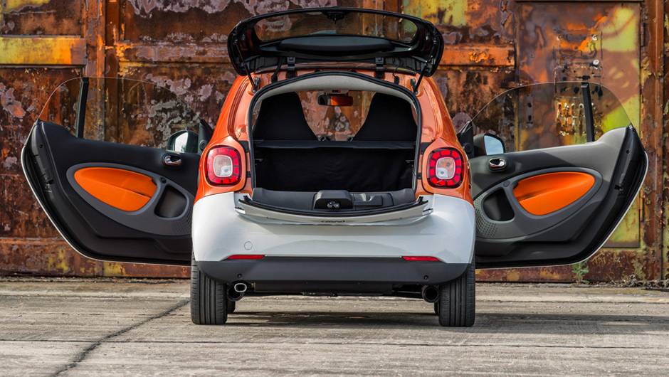 Tr&ecirc;s vers&otilde;es estar&atilde;o dispon&iacute;veis para os dois modelos | <a href="https://quatrorodas.abril.com.br/noticias/fabricantes/smart-oficializa-fortwo-forfour-791257.shtml" rel="migration">Leia mais</a>