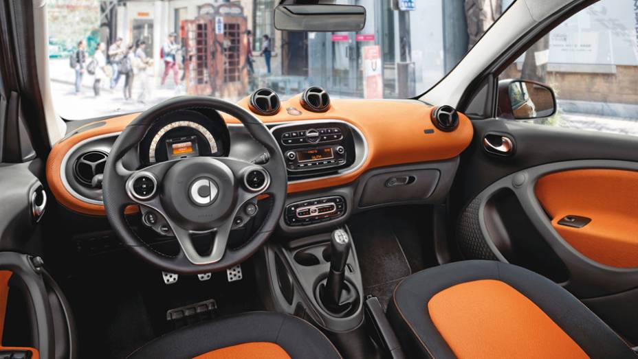 Na de entrada, já estarão incluídos itens como cruise control, medidor de temperatura externa e painel de instrumentos com tela LCD | <a href="https://quatrorodas.abril.com.br/noticias/fabricantes/smart-oficializa-fortwo-forfour-791257.shtml" rel="migration">Leia mais</a>