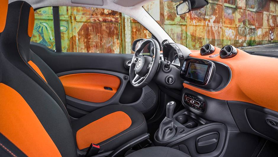 Nas vers&otilde;es superiores, s&atilde;o adicionadas tecnologias como volante multifuncional, bancos aquecidos e sistema de &aacute;udio JBL | <a href="https://quatrorodas.abril.com.br/noticias/fabricantes/smart-oficializa-fortwo-forfour-791257.shtml" rel="migration">Leia mais</a>