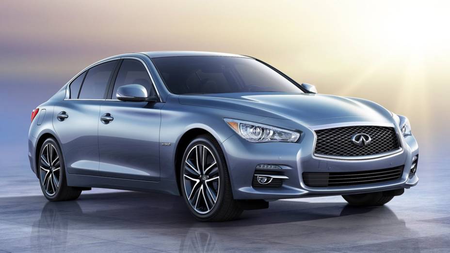 Infiniti Q50 | <a href="https://quatrorodas.abril.com.br/noticias/mercado/candidatos-carro-ano-2015-europa-sao-revelados-791548.shtml" rel="migration">Leia mais</a>