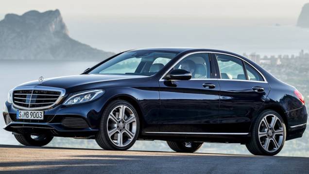 Mercedes-Benz Classe C | <a href="https://quatrorodas.abril.com.br/noticias/mercado/candidatos-carro-ano-2015-europa-sao-revelados-791548.shtml" rel="migration">Leia mais</a>