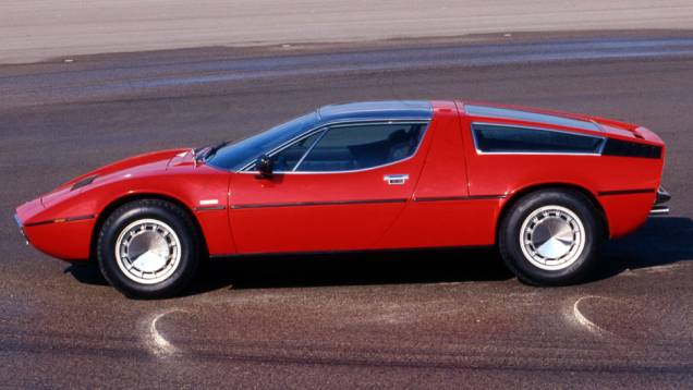 O Bora foi o primeiro Maserati com motor central traseiro, tendência de arquitetua entre os esportivos italianos da época | <a href="https://quatrorodas.abril.com.br/reportagens/classicos/maserati-100-anos-792281.shtml" rel="migration">Leia mais</a>