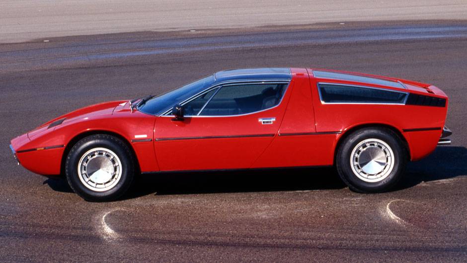 O Bora foi o primeiro Maserati com motor central traseiro, tend&ecirc;ncia de arquitetua entre os esportivos italianos da &eacute;poca | <a href="https://quatrorodas.abril.com.br/reportagens/classicos/maserati-100-anos-792281.shtml" rel="migration">Leia mais</a>